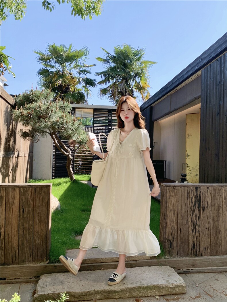 2026新款夏季复古花朵宽松绑带泡泡袖正肩V领连衣裙女夏,女装连衣裙,艾米莉亚