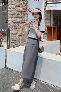 超好看灰色连衣裙套装女2025夏新款减龄字母t恤开叉半身裙两件套图片