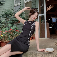 新中式风黑色一字领无袖刺绣修身连衣裙中长款L2467-P125-K165，女装连衣裙，2C276