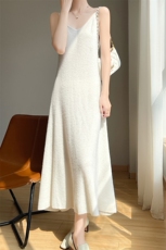 中长款100%纯羊毛吊带背心连衣裙女坑条V领针织毛衣羊绒长裙打底，女装连衣裙，梵泰羊绒