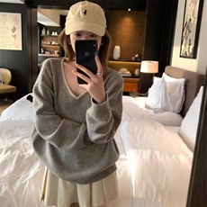 2025年秋季宽松型通勤套头长袖V领拼色时尚百搭通勤毛衣，女装针织衫/毛衣，鑫之绒