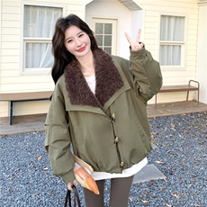 军绿色复古工装羽绒服女冬季2025新款白鸭绒内胆羊羔毛拼接派克服，女装羽绒服，2C159