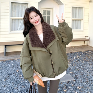 军绿色复古工装羽绒服女冬季2025新款白鸭绒内胆羊羔毛拼接派克服图片