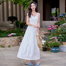 白色吊带连衣裙女夏新款海边度假高级感修身显瘦超仙绣花气质长裙，女装连衣裙，艾贝斯