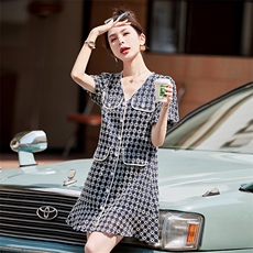 2024年夏季新款高腰显瘦荷叶边镂空通勤V领短袖连衣裙女百搭甜美，女装连衣裙，素月