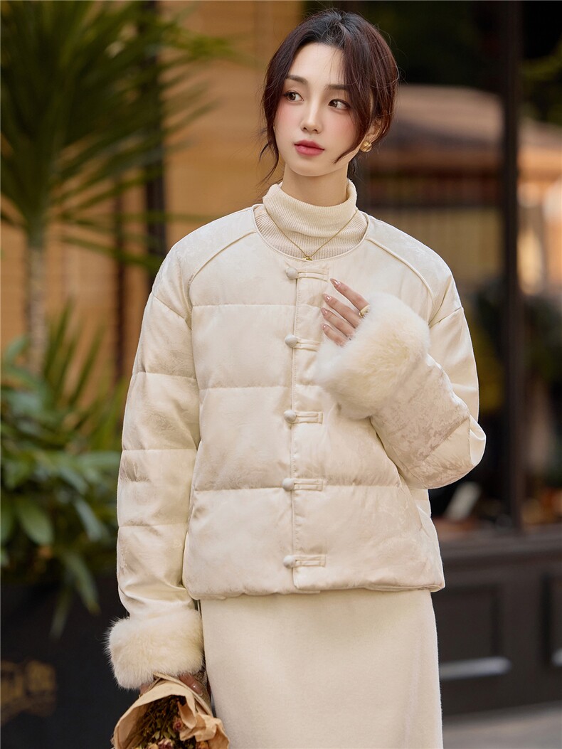 2025冬装新款复古盘扣门襟时尚羽绒服外套,女装羽绒服,曼琳思菲