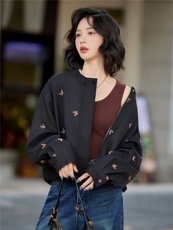 咖色刺绣小蝴蝶夹克美式复古外套女百搭休闲显瘦褶皱领短款上衣，女装短外套，梦懿尔