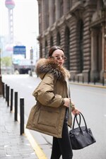 大毛领羽绒服，女装羽绒服，玉米青豆