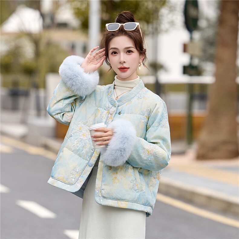 现货。2025年潮冬季真狐狸毛重工刺绣短款新中式羽绒服新款,女装羽绒服,伊仟回