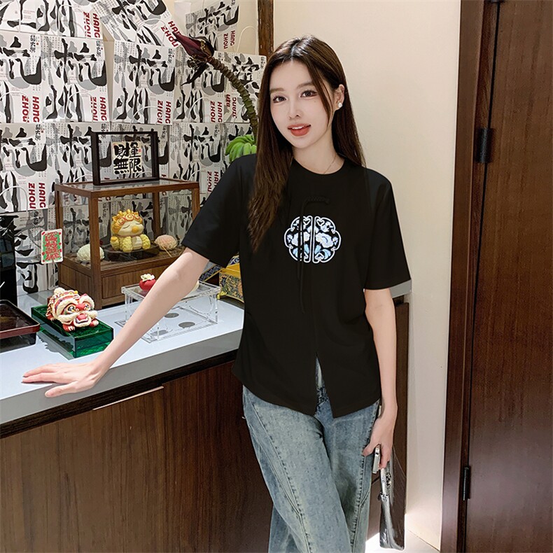 现货已出。2024夏季中式前片破缝下摆开叉绣花T恤P49-K75,女装T恤,慧峰
