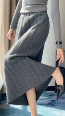 2025年秋季中长款时尚百搭通勤休闲加厚扭花裙，女装半身裙，业大羊绒