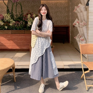 超火小众穿搭蕾丝T恤配格子半身裙套装女夏2025新款设计感两件套图片