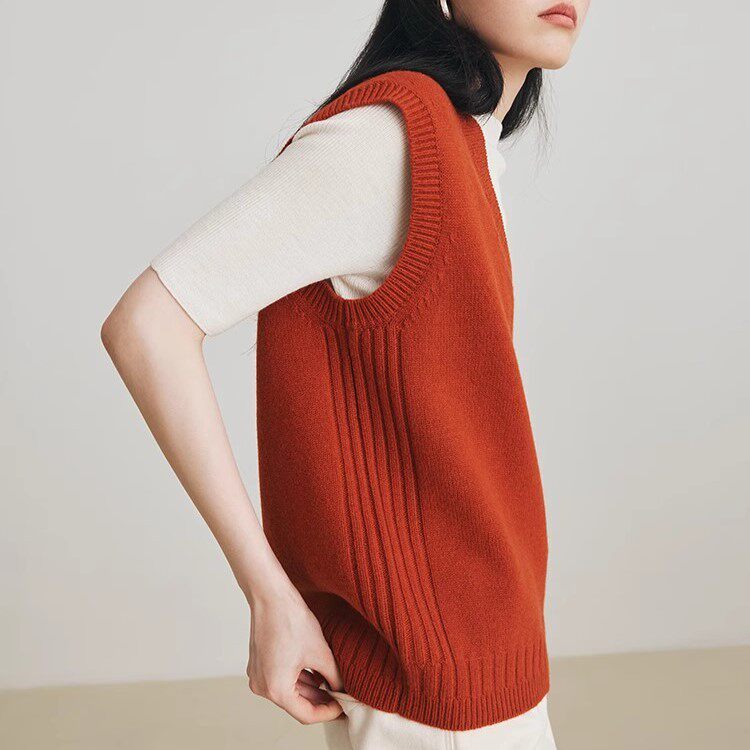 2024年秋季时尚气质V领简约纯色百搭套头马甲，女装马甲，德聚羊绒