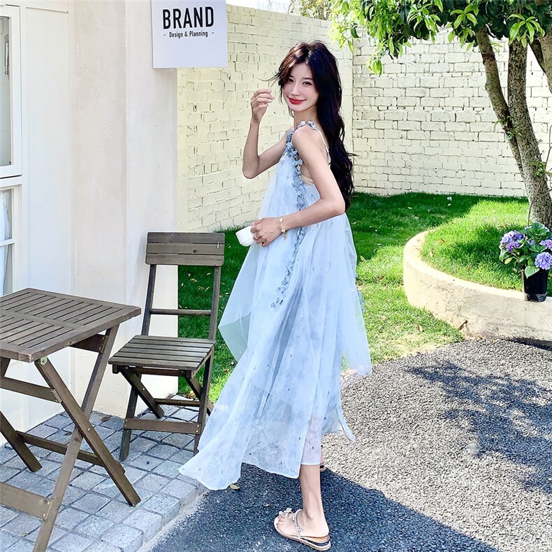 浅蓝色网纱拼接连衣裙女夏季2025法式超仙立体花朵肩带设计吊带裙,女装连衣裙,千寻