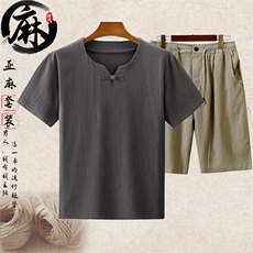 深灰上衣＋豆绿短裤