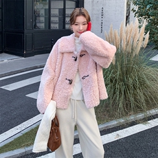 轻奢千金感皮毛一体牛角扣外套女2025新款冬季时髦淡人羊羔毛棉服，女装皮草，2C056