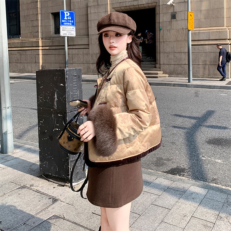 圆领提花料新中式狐狸毛袖短款女式羽绒服,女装羽绒服,浙宝189