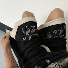 黑色