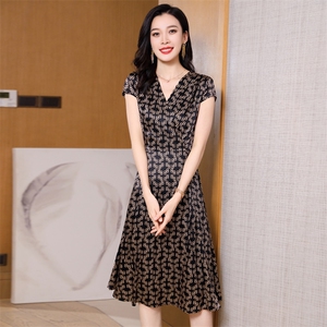 杭州大牌真丝连衣裙女夏2025年新款小个子中年妈妈高端桑蚕丝裙子图片