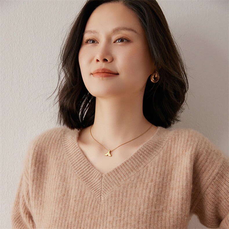 2025年秋季新款V领针织竖条纹羊绒衫时尚休闲通勤百搭,女装羊绒衫,米琪莲羊绒