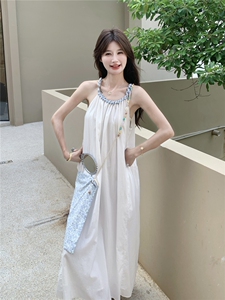 白色褶皱吊带连衣裙高级感显瘦独特漂亮减龄显瘦夏日氛围感小裙子图片