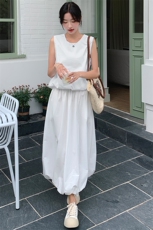 白色花苞半身长裙无袖背心套装两件套女夏甜美减龄气质御姐，女装连衣裙，幸运星
