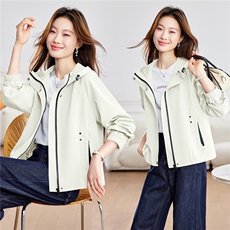 2026年春季宽松连帽抽绳纯色冲锋衣短外套夹克，女装短外套，简韵佳