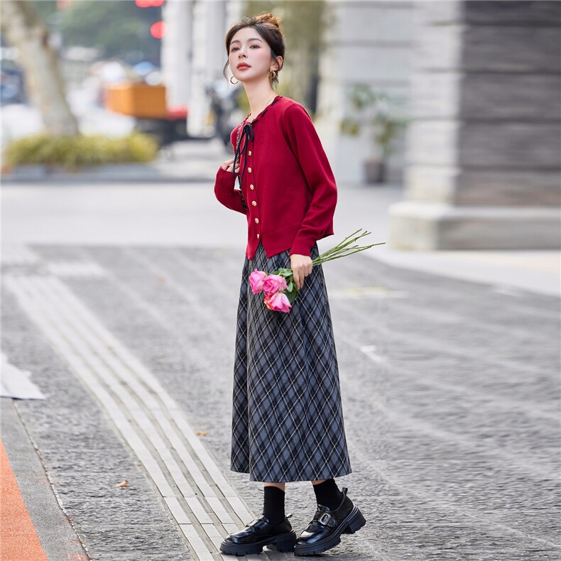 韩系时尚减龄蝴蝶结红色针织开衫连衣裙套装女2025A字裙两件套喜,女装套装/套裙,意芙
