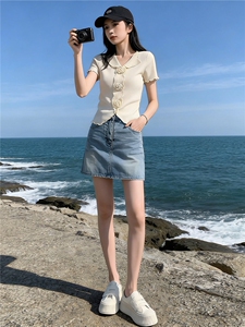 高级感时尚减龄套装女夏V领立体花朵短袖上衣蓝色牛仔短裙两件套图片