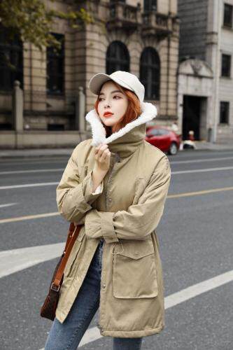 2021冬款新款拼羊羔毛娃娃领设计休闲派克服，女装，红雀纺