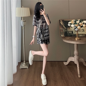 设计感时尚套装女夏新款洋气减龄圆领印花短袖上衣阔腿短裤两件套图片