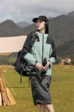 2024年秋季新款时尚气质三防拼色冲锋衣，女装短外套，衫都服饰