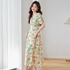法式V领气质印花连衣裙女2025夏季新款修身显瘦洋气减龄碎花长裙，女装连衣裙，美沁