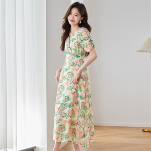 法式V领气质印花连衣裙女2025夏季新款修身显瘦洋气减龄碎花长裙图片