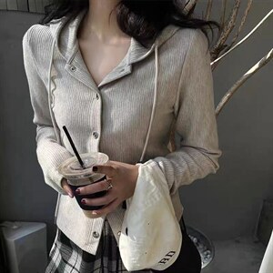 春季新款，休闲钉扣戴帽开衫外套图片