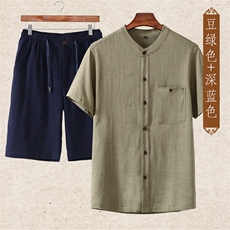 豆绿上衣＋深蓝短裤