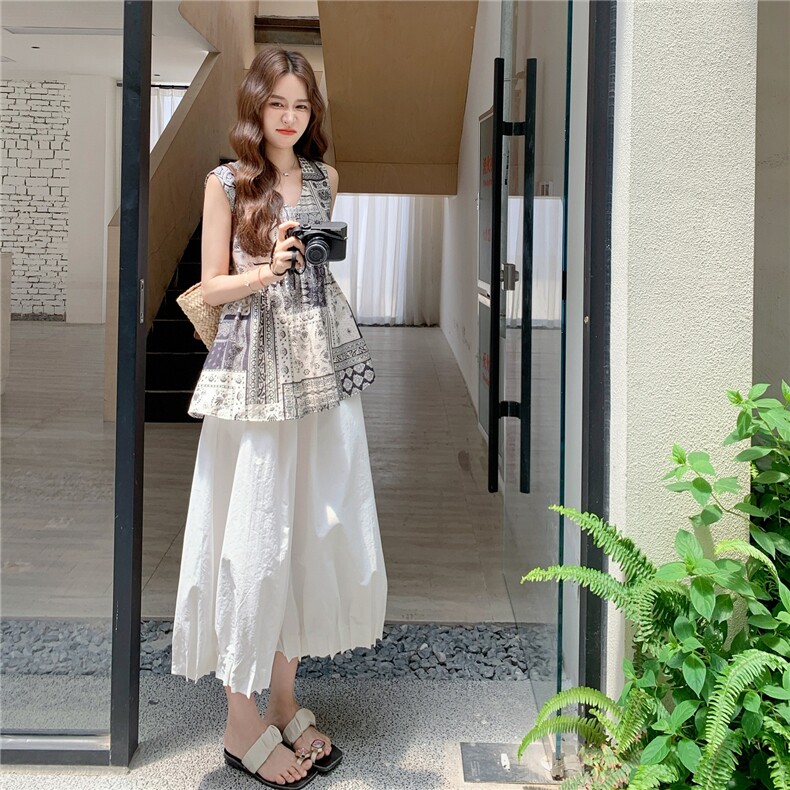 文艺复古印花V领背心套装女2025夏季度假风休闲阔腿裤日系两件套,女装套装/套裙,维壹