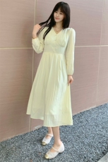 现货2024年春季新款女时尚淑女V领修身网红中长款连衣裙，女装连衣裙，煊芮熙