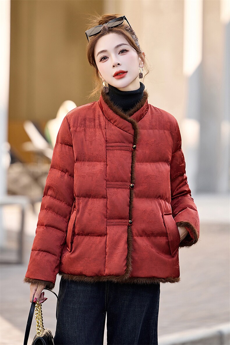 新中式G风羽绒服女2025冬新款今年流行独特漂亮短款红色盘扣外套,女装羽绒服,伊仟回