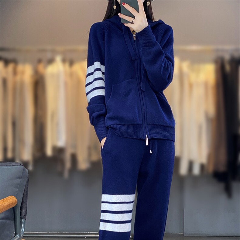 女士羊毛套装休闲舒适显瘦羊毛连帽开衫两件套图片