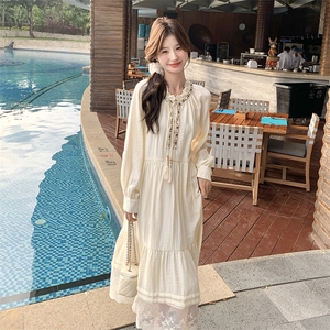 波西米亚长袖白色连衣裙女春秋2025新款超火好看气质蕾丝拼接长裙图片