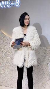 洋气拼皮腰带狐狸毛编织皮草外套图片