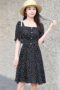 中长款显瘦高腰黑色圆点方领连衣裙，女装连衣裙，寒都衣屋