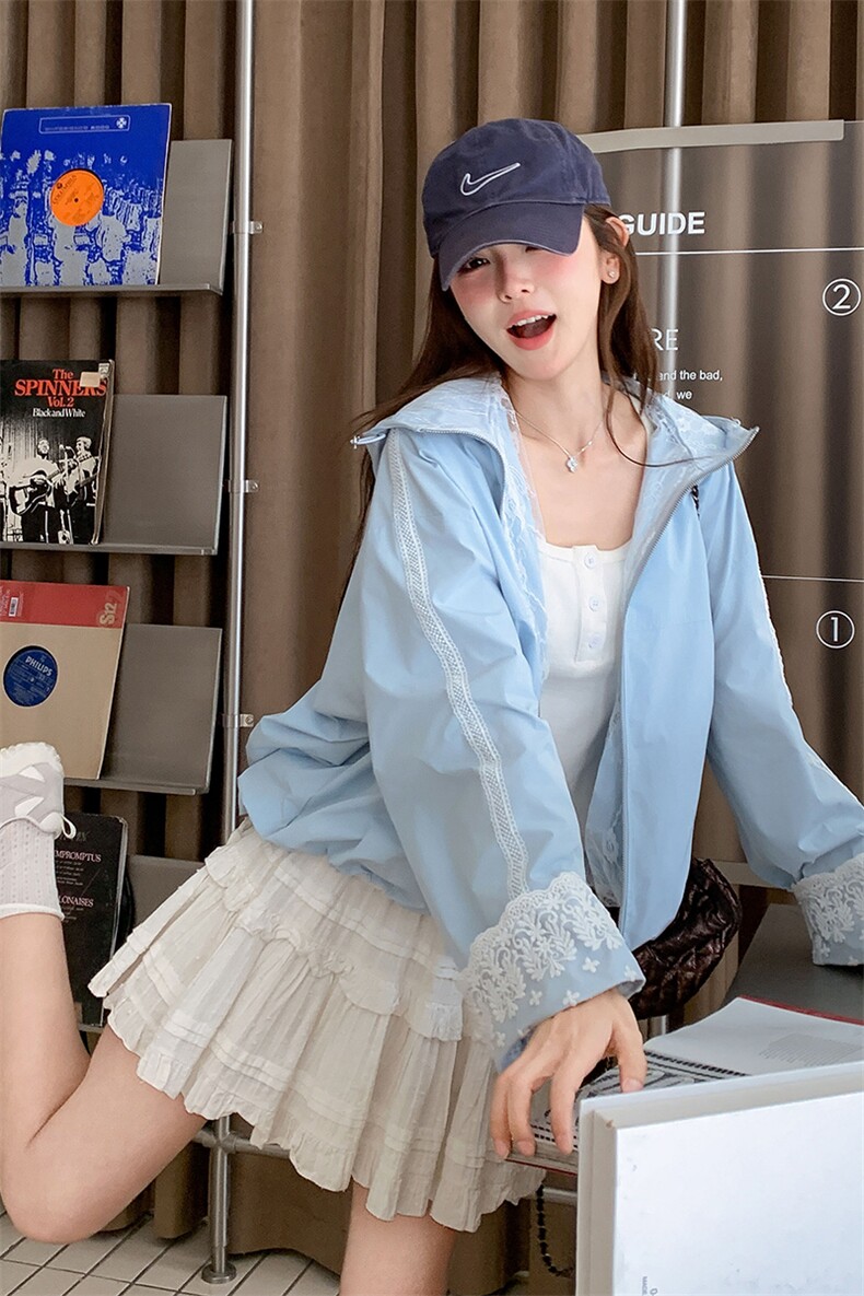 现货-2025新款浅蓝色蕾丝拼接连帽防晒衣外套女夏P145-K208,女装短外套,帛锦泉