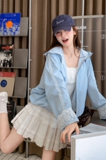 现货-2025新款浅蓝色蕾丝拼接连帽防晒衣外套女夏P145-K208，女装短外套，帛锦泉