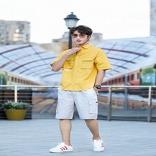黄色上衣+浅灰色裤子