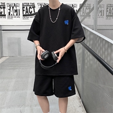 黑色短袖+黑色裤子