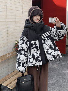 现货 黑白撞色时尚印花短款羽绒服外套2C112-Y536-P245-K368图片