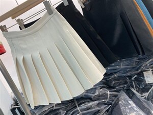面料半身摆褶裙图片