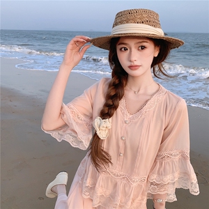 粉色洋气温柔套装女2026夏新款喇叭袖蕾丝拼接上衣阔腿裤裙两件套图片